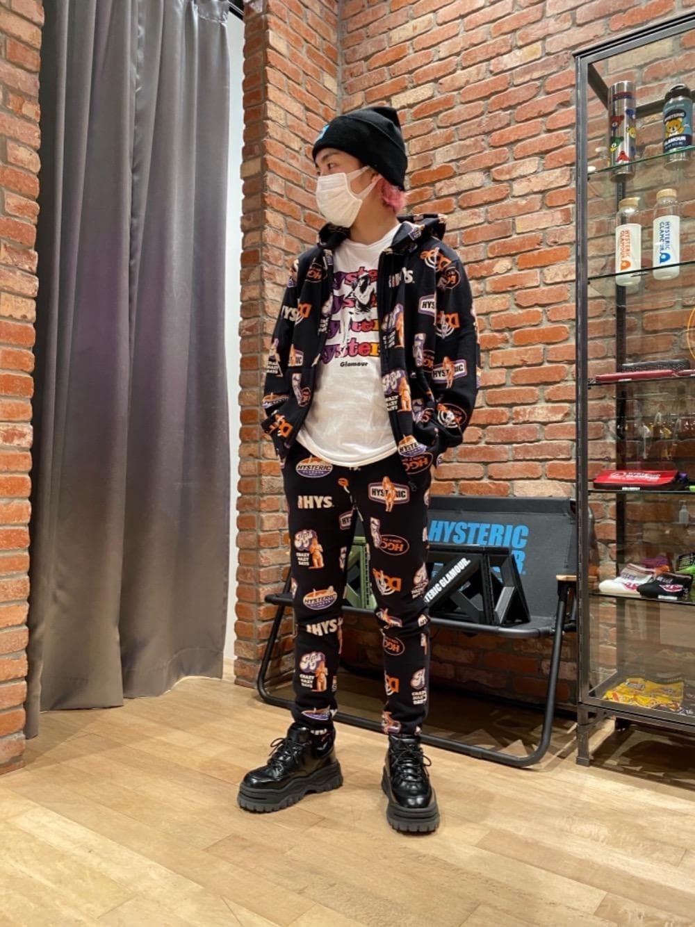 「セットアップ、パーカー、Tシャツ、総柄、Hysteric Glamour、ビーニー、ヒステリックグラマー、ストリートコーデ、HYSTERICS、thee hysteric xxx」｜「HYSTERIC GLAMOURのSHE WAS ALRIGHT Tシャツ（Tシャツ/カットソー、ホワイト系）」を使った、YUDAIさん（メンズ・168cm）の秋コーディネートの1枚目の写真