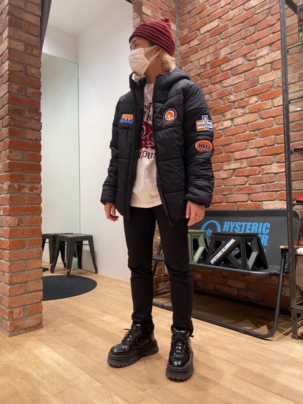「デニム、スキニー、ロンT、Hysteric Glamour、ビーニー、ヒステリックグラマー、ストリートコーデ、HYSTERICS、thee hysteric xxx」｜「HYSTERIC GLAMOURのブラックデニムスリムパンツ（デニムパンツ、ブラック系）」を使った、YUDAIさん（メンズ・168cm）の秋コーディネートの1枚目の写真