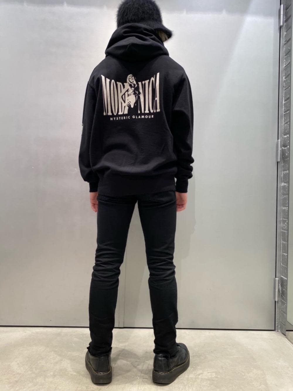 「デニム、スキニー、パーカー、冬コーデ、Hysteric Glamour、シンプルコーデ、ヒステリックグラマー、HYSTERICS、thee hysteric xxx」｜「HYSTERIC GLAMOURのブラックデニムスリムパンツ（デニムパンツ、ブラック系）」を使った、YUDAIさん（メンズ・168cm）の冬コーディネートの1枚目の写真