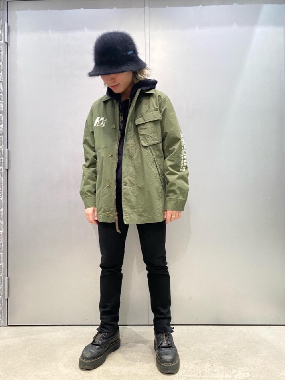 「デニム、スキニー、パーカー、冬コーデ、Hysteric Glamour、カジュアルコーデ、ヒステリックグラマー、HYSTERICS、ミリタリーコーデ、thee hysteric xxx」｜「HYSTERIC GLAMOURのSTAR-WOMANライナー付デッキジャケット（ミリタリージャケット、グリーン系）」を使った、YUDAIさん（メンズ・168cm）の冬コーディネートの1枚目の写真