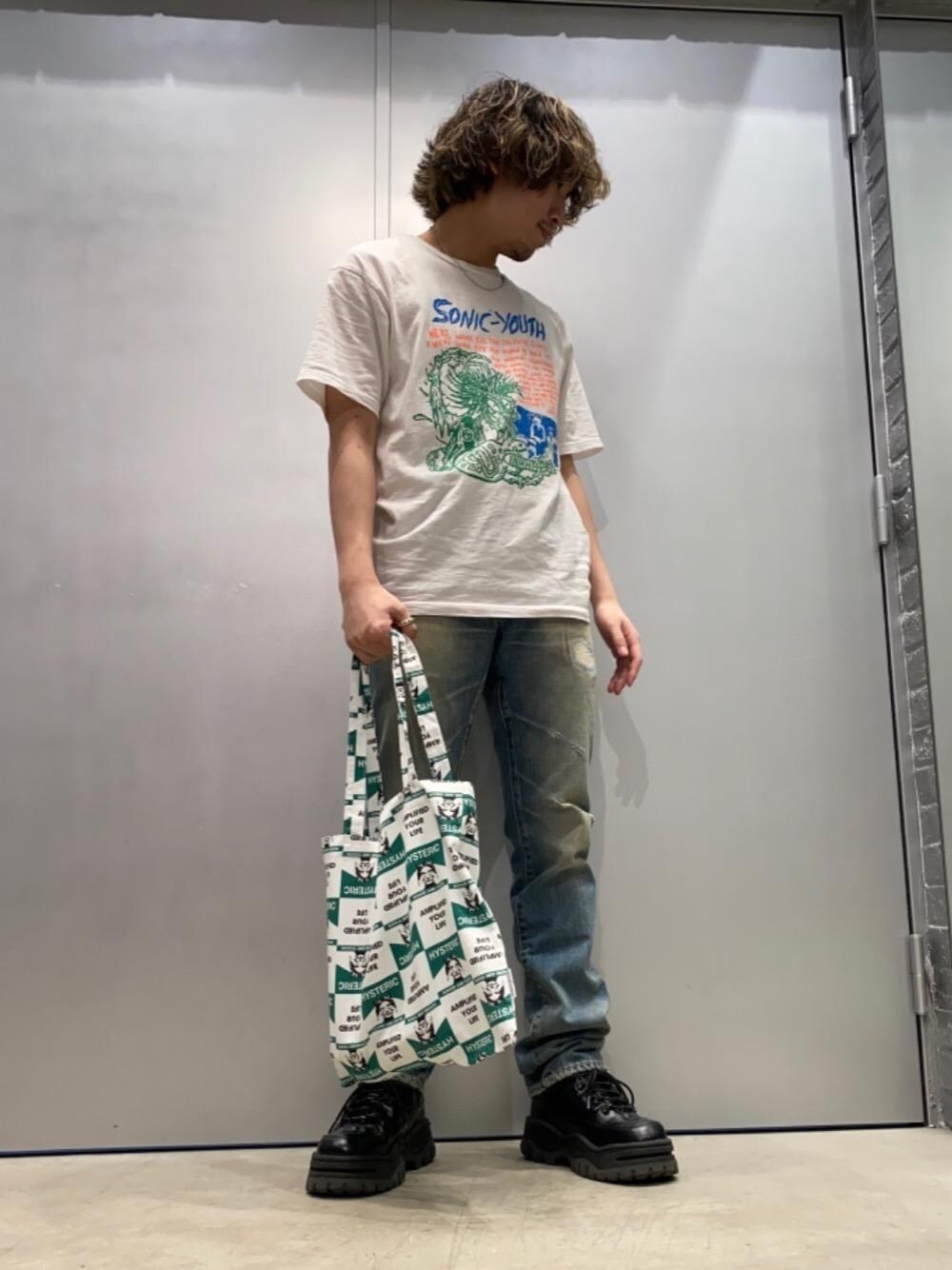 「コラボレーション、シンプルコーデ、夏コーデ、ヒステリックグラマー、HYSTERICS、thee hysteric xxx、でにむ、tシャツ、HYSTERIC GLAMOUR」｜「HYSTERIC GLAMOURのスタッズリング（リング、シルバー系）」を使った、YUDAIさん（メンズ・168cm）の夏コーディネートの1枚目の写真