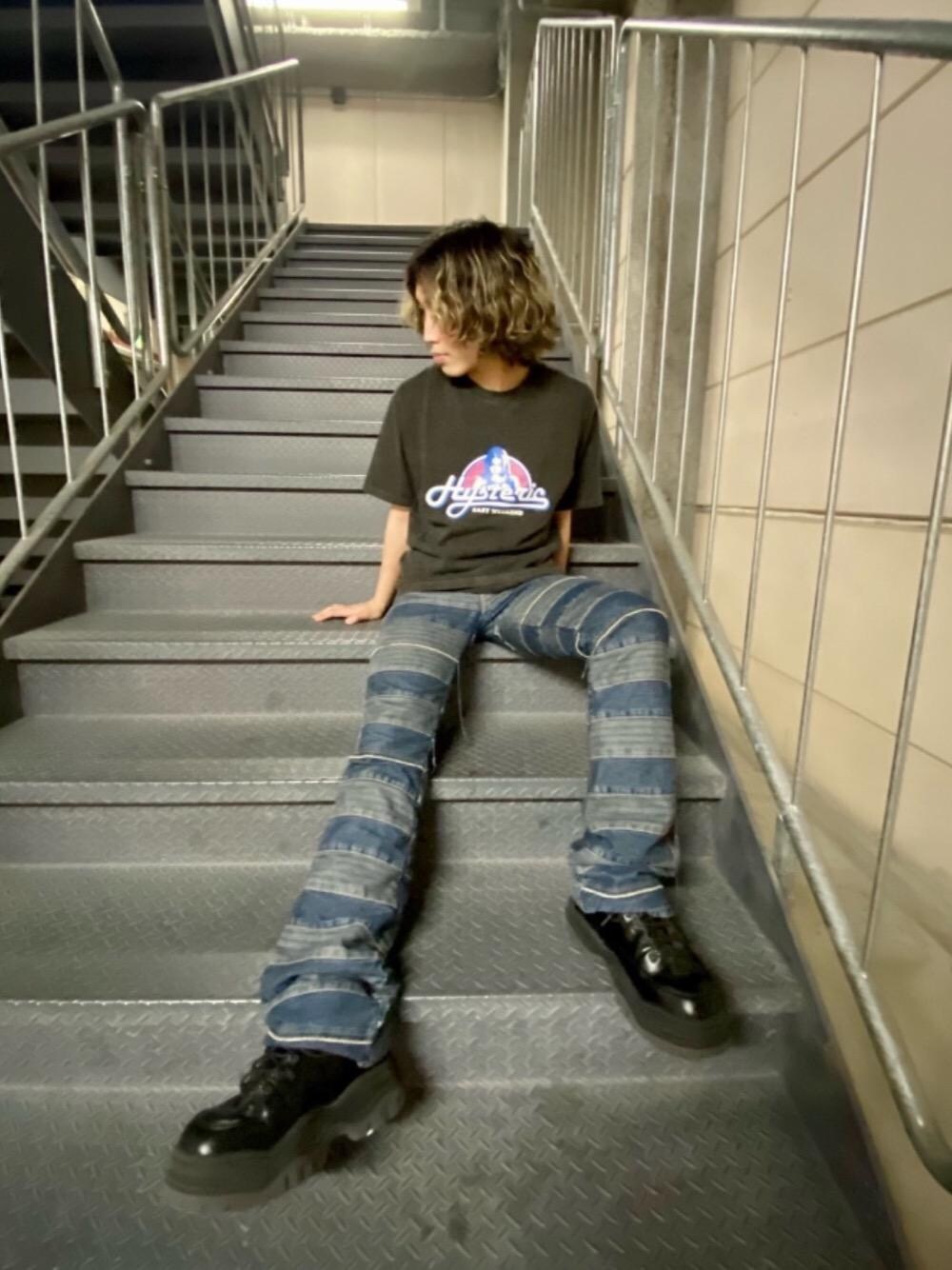 「ヒステリックグラマー、HYSTERICS、ロックコーデ、thee hysteric xxx、グランジコーデ、でにむ、tシャツ、hysteric glamour、90'sコーデ」｜「HYSTERIC GLAMOURのUSED加工デニム スクラッチフレアパンツ（デニムパンツ、ブルー系）」を使った、YUDAIさん（メンズ・168cm）の夏コーディネートの1枚目の写真