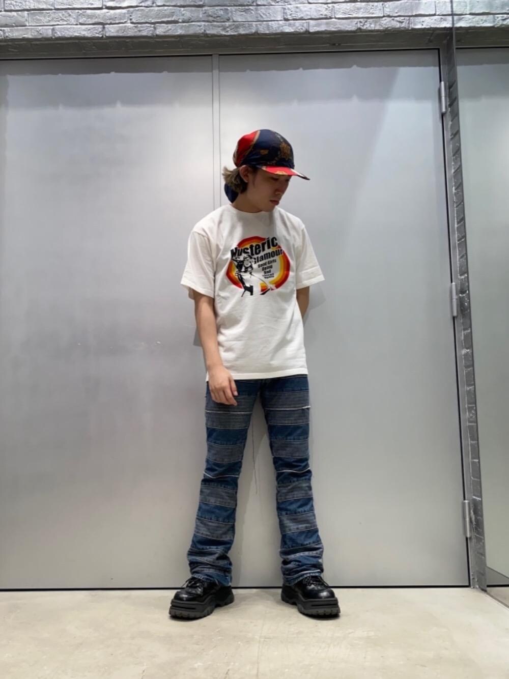 「シンプルコーデ、ヒステリックグラマー、秋コーデ、HYSTERICS、thee hysteric xxx、でにむ、hysteric glamour、夏コーデ、Ｔシャツ」｜「HYSTERIC GLAMOURのUSED加工デニム スクラッチフレアパンツ（デニムパンツ、ブルー系）」を使った、YUDAIさん（メンズ・168cm）の秋コーディネートの1枚目の写真