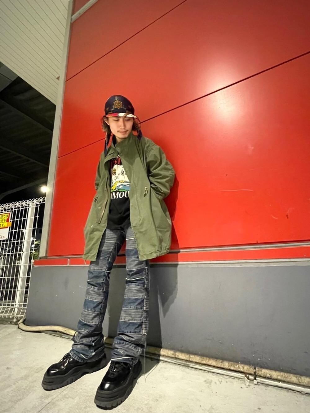 「ライトアウター、カジュアルコーデ、ヒステリックグラマー、秋コーデ、HYSTERICS、ミリタリーコーデ、thee hysteric xxx、でにむ、ロンt、hysteric glamour」｜「HYSTERIC GLAMOURのUSED加工デニム スクラッチフレアパンツ（デニムパンツ、ブルー系）」を使った、YUDAIさん（メンズ・168cm）の秋コーディネートの1枚目の写真