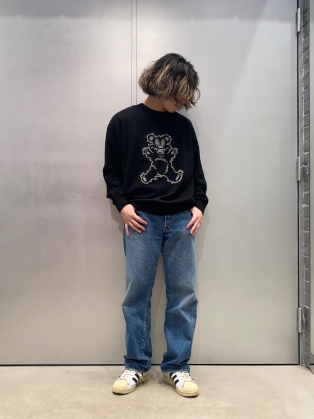 「シンプルコーデ、ベアー、ヒステリックグラマー、秋コーデ、HYSTERICS、ニットコーデ、thee hysteric xxx、でにむ、hysteric glamour、らふこーで」｜「HYSTERIC GLAMOURのストレートデニムパンツ（デニムパンツ、ブルー系）」を使った、YUDAIさん（メンズ・168cm）の秋コーディネートの1枚目の写真