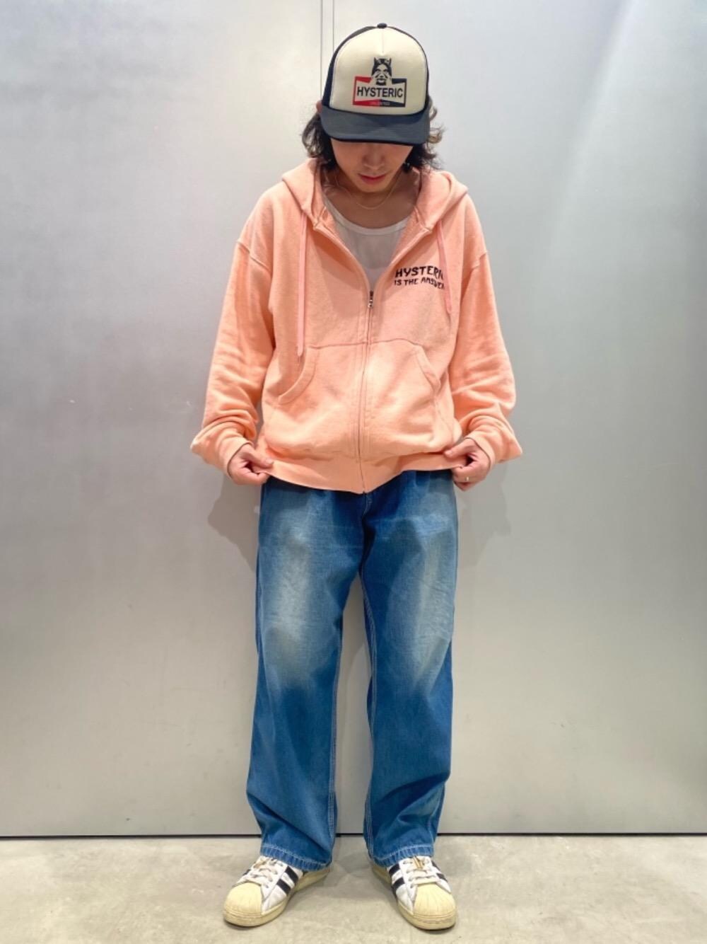 「スニーカー、パーカー、ヒステリックグラマー、ストリートコーデ、HYSTERICS、thee hysteric xxx、でにむ、春こーで、きゃっぷ、hysteric glamour」｜「HYSTERIC GLAMOURのHYSTERIC UNLIMITED メッシュキャップ（キャップ、ブラック系）」を使った、YUDAIさん（メンズ・168cm）の春コーディネートの1枚目の写真