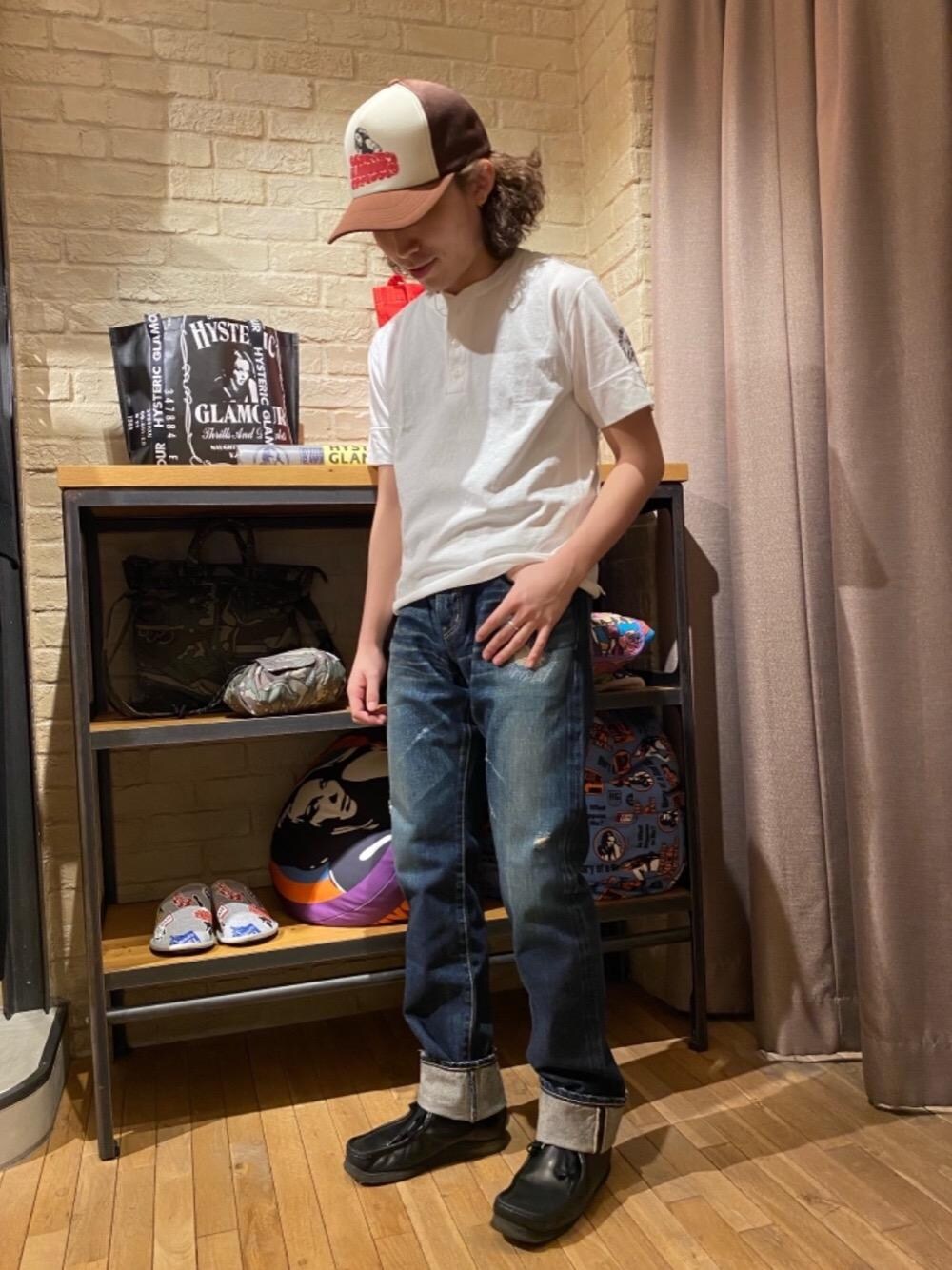 「カジュアル、ヒステリックグラマー、HYSTERICS、thee hysteric xxx、でにむ、hysteric glamour、Ｔシャツ、シンプルこーで、あめかじ」｜「HYSTERIC GLAMOURのRW CLASH加工デニムスリムストレートパンツ（デニムパンツ、ブルー系）」を使った、YUDAIさん（メンズ・168cm）の冬コーディネートの1枚目の写真