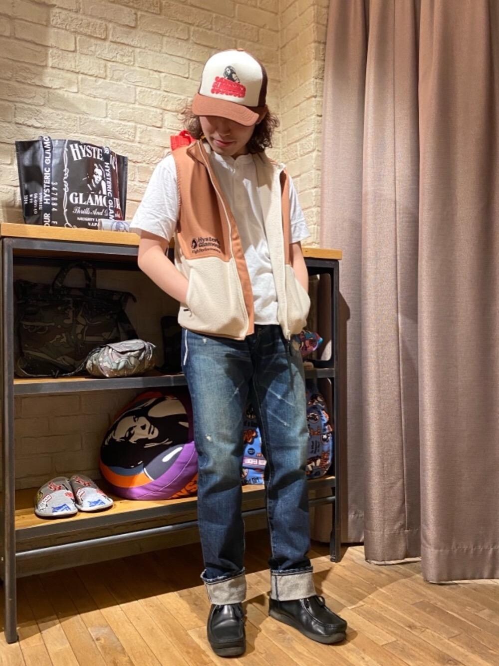 「カジュアル、ヒステリックグラマー、HYSTERICS、thee hysteric xxx、べすと、hysteric glamour、あめかじ」｜「HYSTERIC GLAMOURのRW CLASH加工デニムスリムストレートパンツ（デニムパンツ、ブルー系）」を使った、YUDAIさん（メンズ・168cm）の冬コーディネートの1枚目の写真