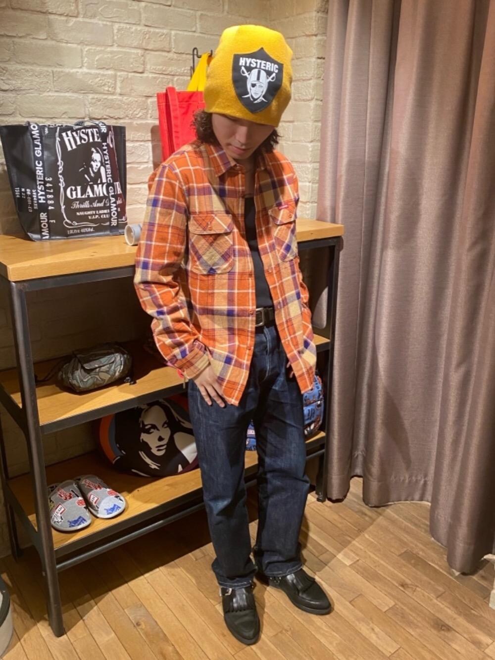 「カジュアル、バックプリント、ヒステリックグラマー、HYSTERICS、thee hysteric xxx、でにむ、hysteric glamour、あめかじ、シャツ 」｜「HYSTERIC GLAMOURのWOMAN PIRATE オーバーサイズワッチキャップ（ニットキャップ/ビーニー、イエロー系）」を使った、YUDAIさん（メンズ・168cm）の冬コーディネートの1枚目の写真