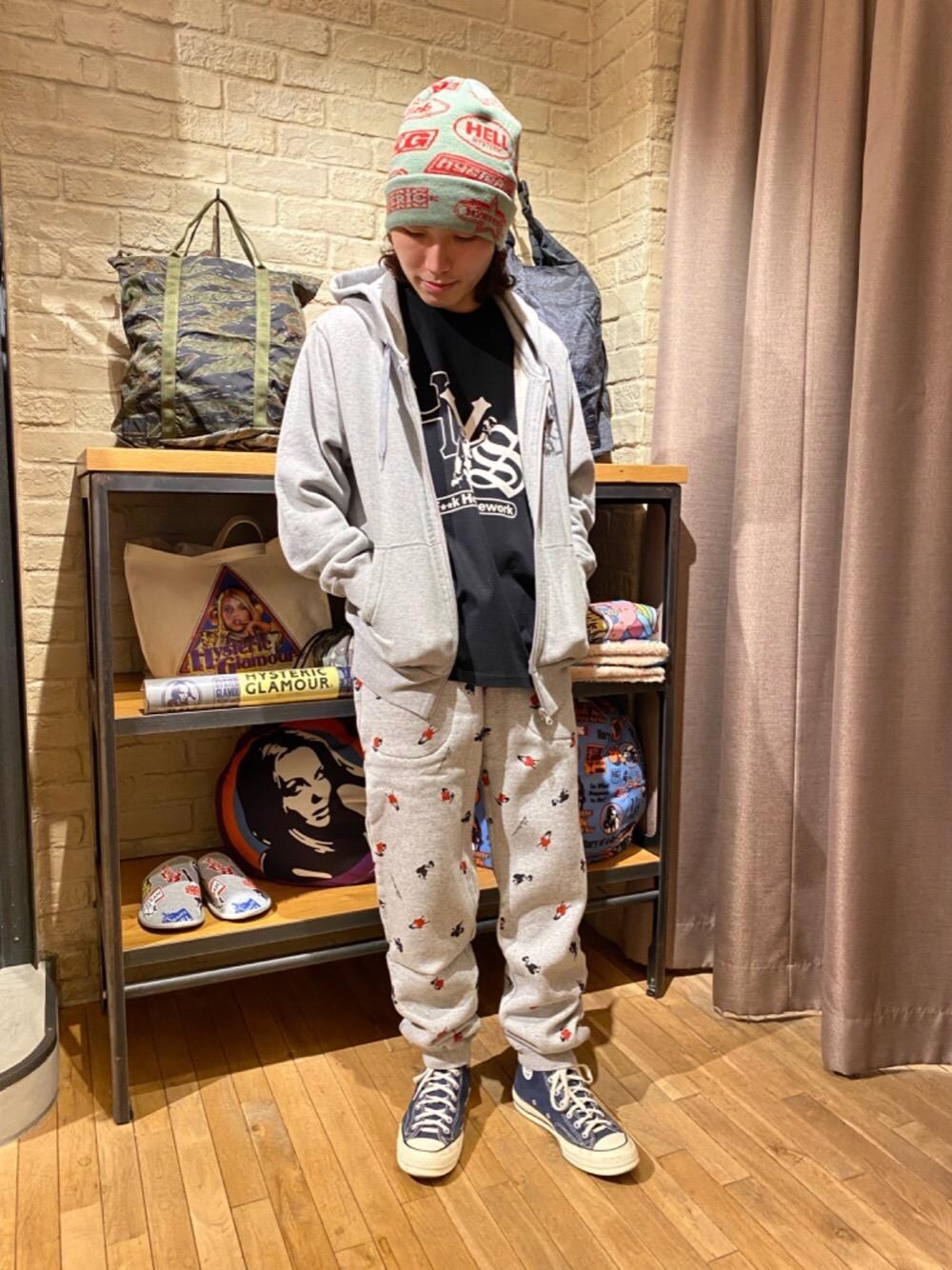 「冬コーデ、総柄、バックプリント、ヒステリックグラマー、HYSTERICS、thee hysteric xxx、hysteric glamour、らふこーで、Ｔシャツ、🦊スウェット」｜「HYSTERIC GLAMOURのMOTOR CITY FEVER オーバーサイズビーニー（ニットキャップ/ビーニー、グリーン系）」を使った、YUDAIさん（メンズ・168cm）の冬コーディネートの1枚目の写真