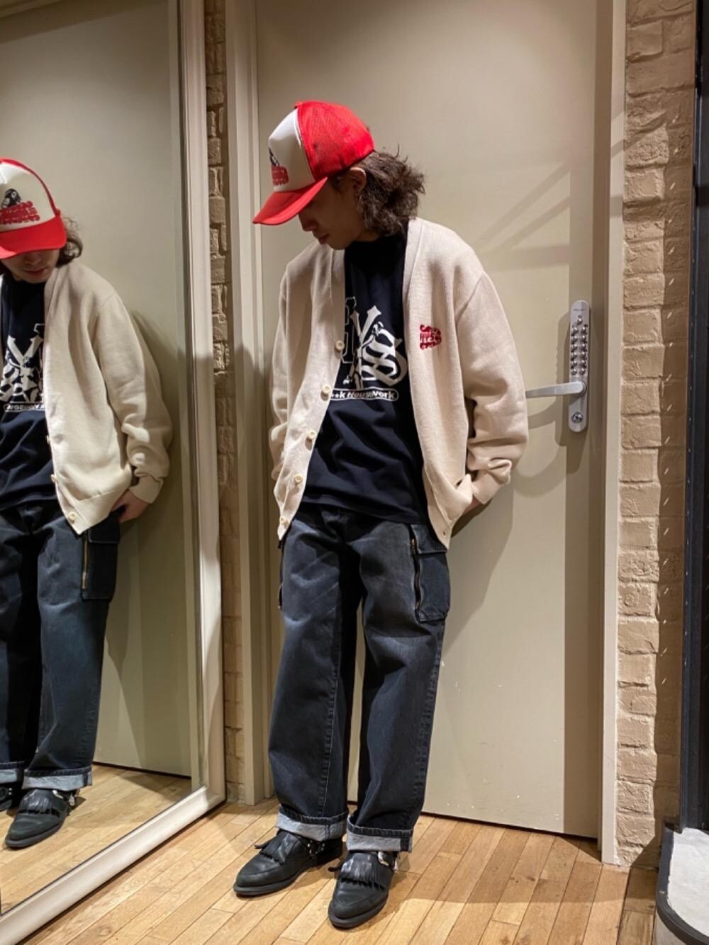 「カーディガン、カジュアル、バックプリント、ヒステリックグラマー、HYSTERICS、thee hysteric xxx、hysteric glamour、Ｔシャツ」｜「HYSTERIC GLAMOURのVIXEN GIRL メッシュキャップ（キャップ、レッド系）」を使った、YUDAIさん（メンズ・168cm）の冬コーディネートの1枚目の写真