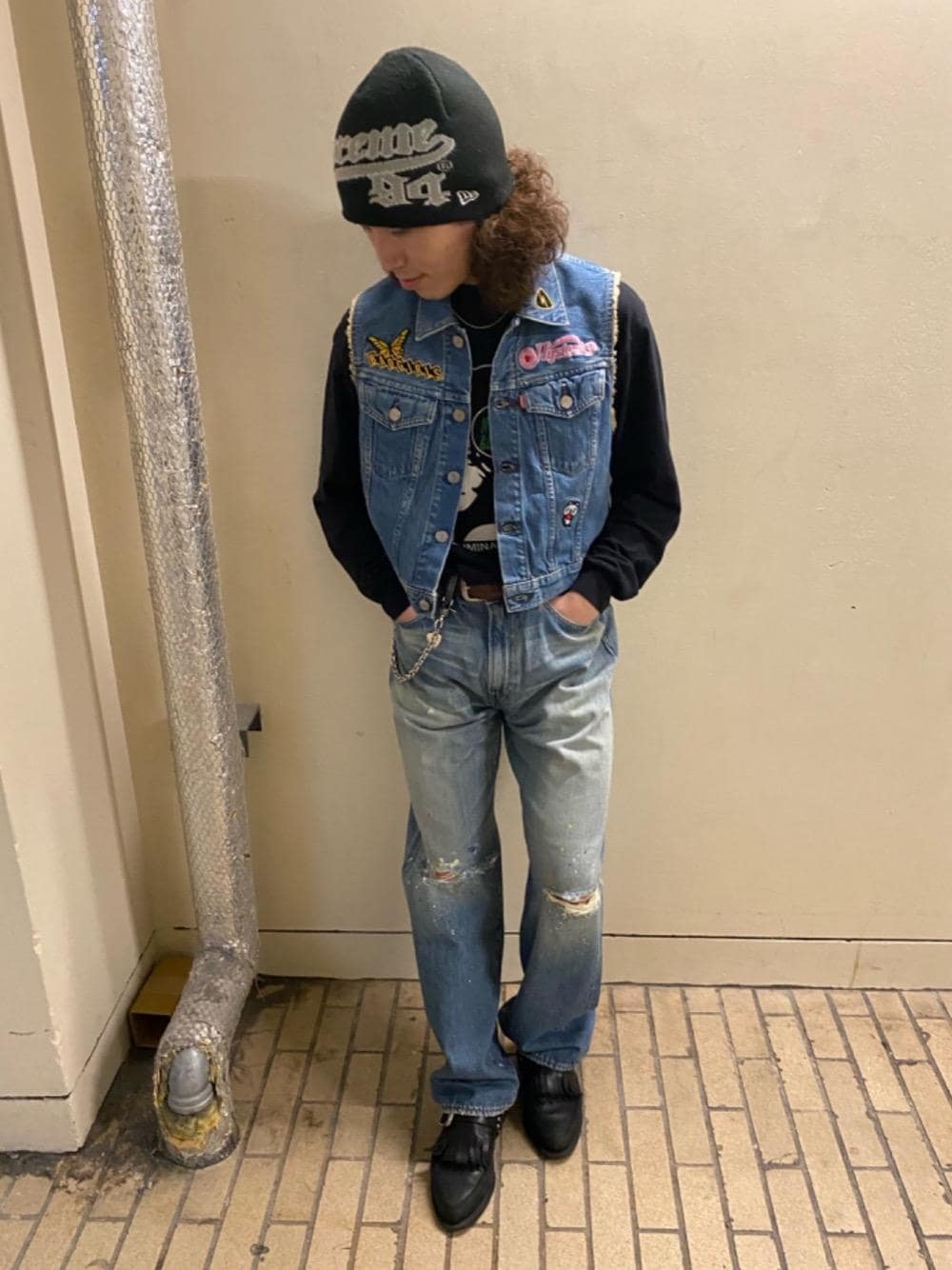 「ロック、グランジ、ヒステリックグラマー、HYSTERICS、thee hysteric xxx、でにむ、春こーで、hysteric glamour」｜「HYSTERIC GLAMOURのBAD GIRLS刺繍 カスタムデニムベスト（ベスト、ブルー系）」を使った、YUDAIさん（メンズ・168cm）の春コーディネートの1枚目の写真