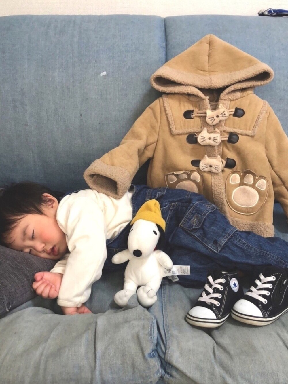 「私の推しブランド、H&M、GAP、コンバース、スヌーピー、寝顔が可愛い❤️、よだれたれてますw、散歩コーデ、このトレーナー実はスヌーピー、オーバーオール」｜「GAPのアイテム（オールインワン・サロペット、ブルー系）」を使った、来未さん（キッズ・70cm）の冬コーディネートの1枚目の写真