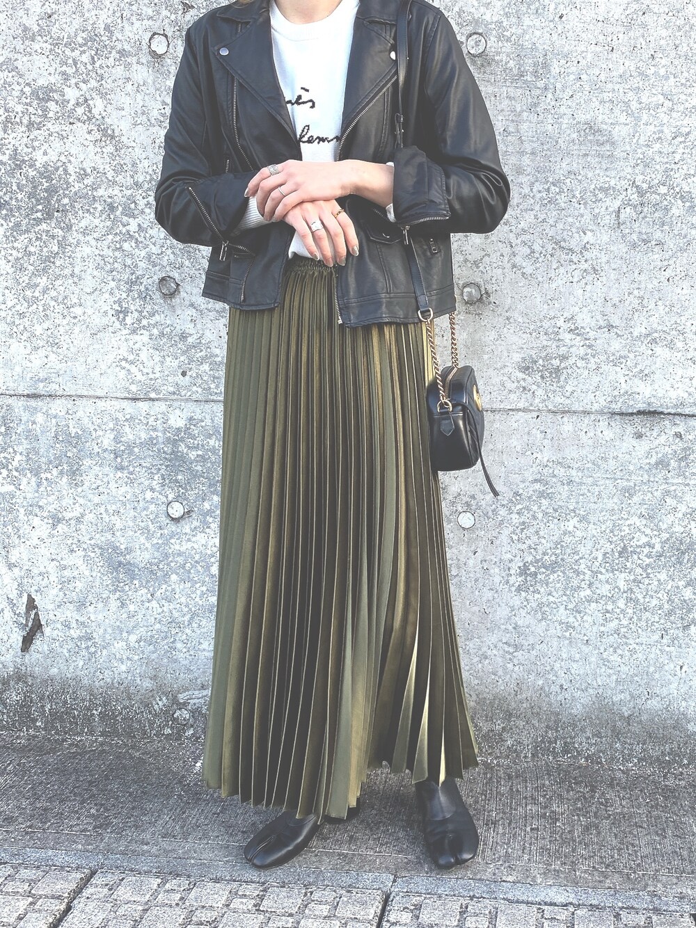 「ライダーズ、ロゴニット、プリーツスカート、足袋ブーツ、オトナカジュアル、おしゃれさんと繋がりたい、ootd」｜「LOWRYS FARMのライダース　805090（ライダースジャケット、ブラック系）」を使った、あじゅさん（レディース・164cm）の冬コーディネートの1枚目の写真