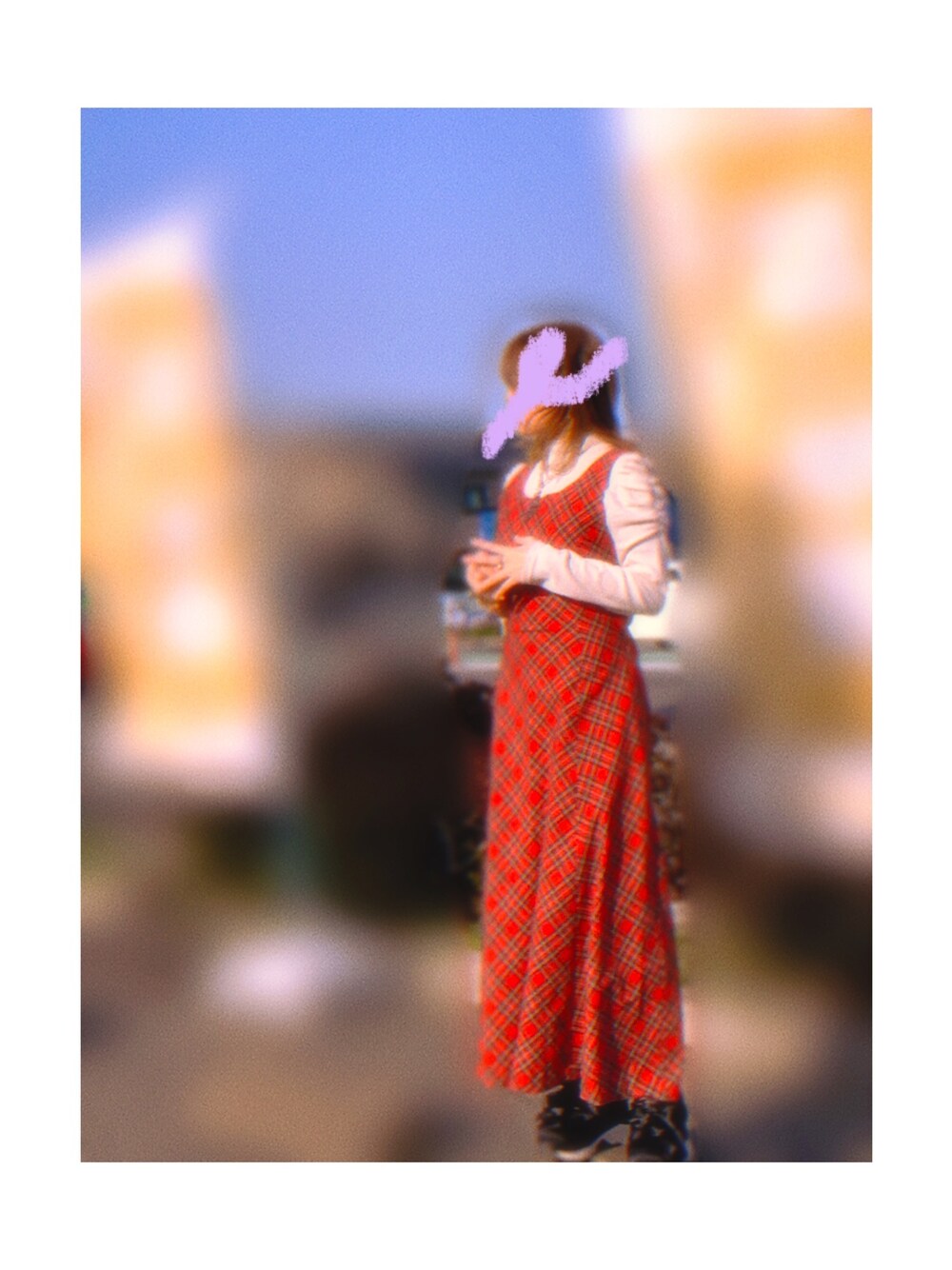 ジャンパースカートを使った「赤チェック」の人気ファッション