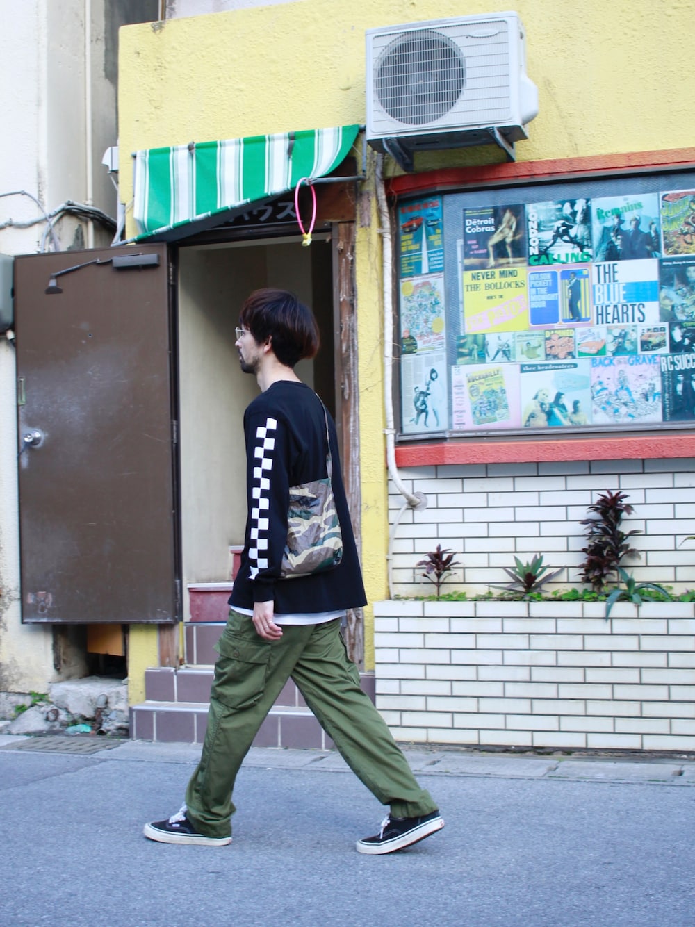 「袖プリント、ロンT、カーゴパンツ、サコッシュ、カモフラ、春コーデ、散歩」｜「SandinistaのSandinista "Easy Fit Ichimatsu Print L-S Tee" （ブラック）（Tシャツ/カットソー、その他）」を使った、shoさん（メンズ・172cm）の春コーディネートの1枚目の写真