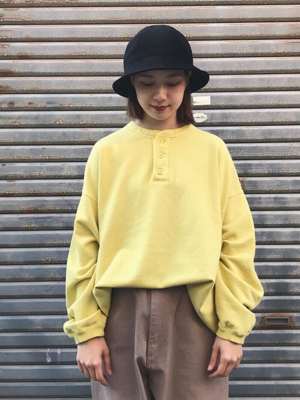 「グルメジーンズ、gourmet jeans、スウェット、イエロー、ハットコーデ、パンツイン、オーバーサイズ」｜「RACALのRACAL "Metro HAT" / ラカル "メトロハット" （ブラック）（ハット、その他）」を使った、shoさん（レディース・156cm）の秋コーディネートの1枚目の写真