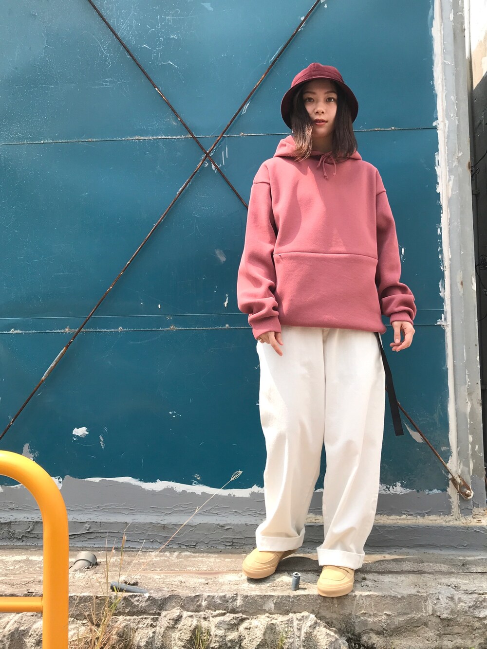 「ピンク、白パンツ、ローファー、ハット、春カラー、春ニット、メンズサイズ」｜「RACALのRACAL "Metro HAT"  / ラカル "メトロハット"（バーガンディー）（ハット、その他）」を使った、shoさん（レディース・156cm）の春コーディネートの1枚目の写真
