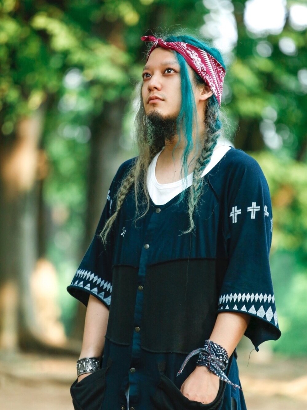 ブルー系のシャツ/ブラウス、レッド系のバンダナ/スカーフ、ブラック系のバンダナ/スカーフを着用したメンズの冬コーディネートの1枚目の写真