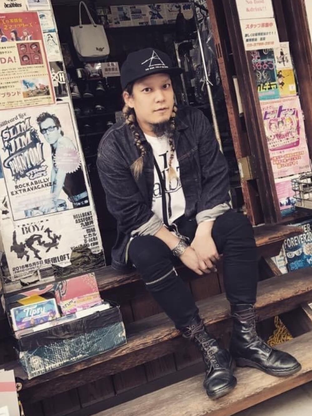 「Dr.Martens、マーチン、10ホール、ブーツ、長年愛用品、デニム、デニムジャケット、カバーオール」｜「anthology hair オリジナルグッズのアイテム（キャップ、ブラック系）」を使った、Ryusuke Kawamotoさん（メンズ・172cm）の春コーディネートの1枚目の写真