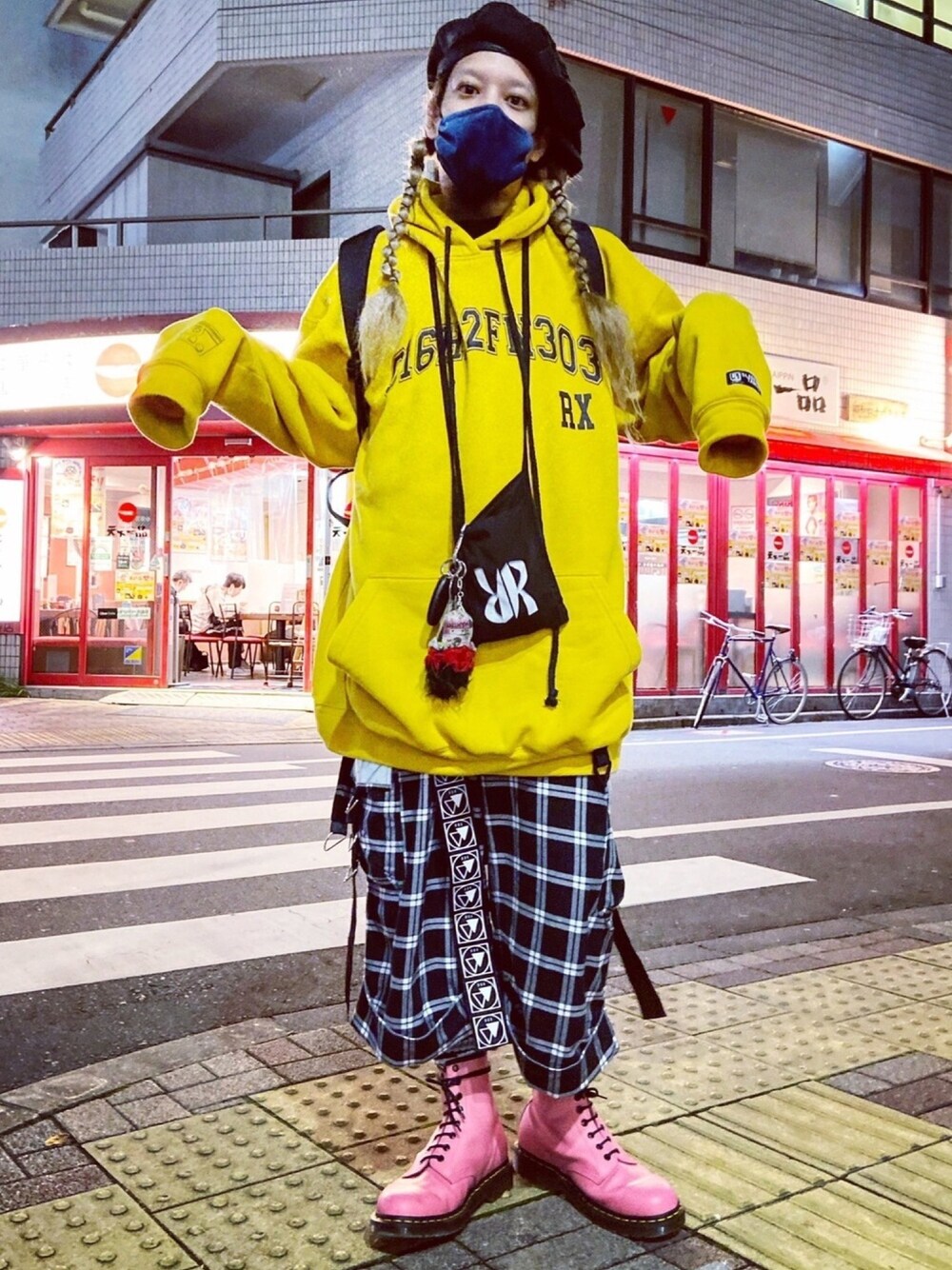 「パーカー、ビッグシルエット、ストリート、ゆるコーデ、チェック、チェック柄に恋してる、ブーツ、Dr.Martens、高円寺、SLEEPINGTABLET」｜「自分のグッズのアイテム（バッグ、ブラック系）」を使った、Ryusuke Kawamotoさん（メンズ・172cm）の秋コーディネートの1枚目の写真
