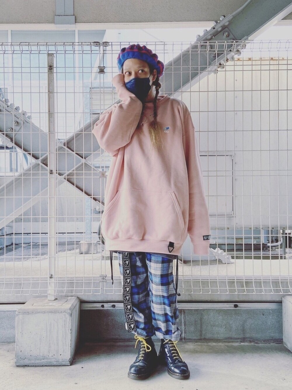 「ビッグシルエット、ゆるコーデ、古着MIX、チェック柄に恋してる、ブーツ、Dr.Martens、ブルー、ストリート、パーカー、SLEEPINGTABLET」｜「古着の古着（パンツ、ブルー系）」を使った、Ryusuke Kawamotoさん（メンズ・172cm）の秋コーディネートの1枚目の写真