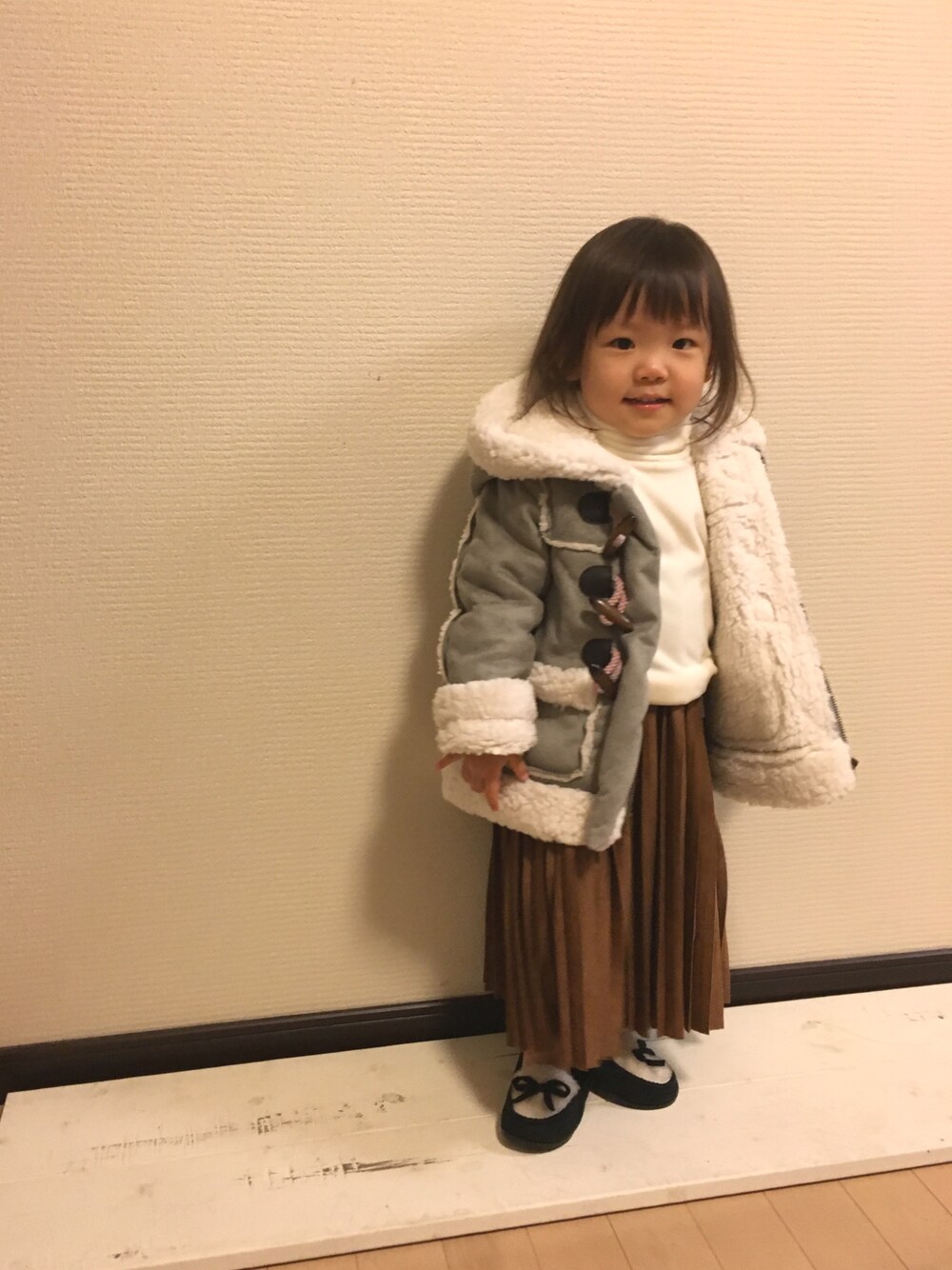 「ダッフルコート、ボア、プリーツスカート、スエード、ブランシェス、Branshes、西松屋、バースデイ、birthday」｜「BRANSHESのアイテム（ダッフルコート、グレー系）」を使った、mayuさん（キッズ・80cm）の冬コーディネートの1枚目の写真