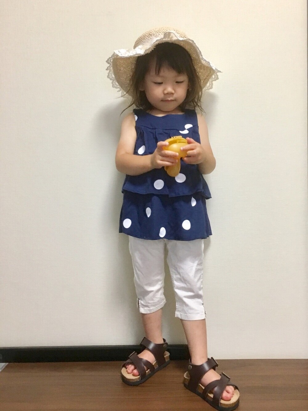 「むぎわら帽子、ノースリーブ、ドット、白パンツ、キッズコーデ、シンプル、ZARA、ZARA KIDS、ザラジョ、女の子」｜「BRANSHESのアイテム（帽子、ベージュ系）」を使った、mayuさん（キッズ・90cm）の夏コーディネートの1枚目の写真