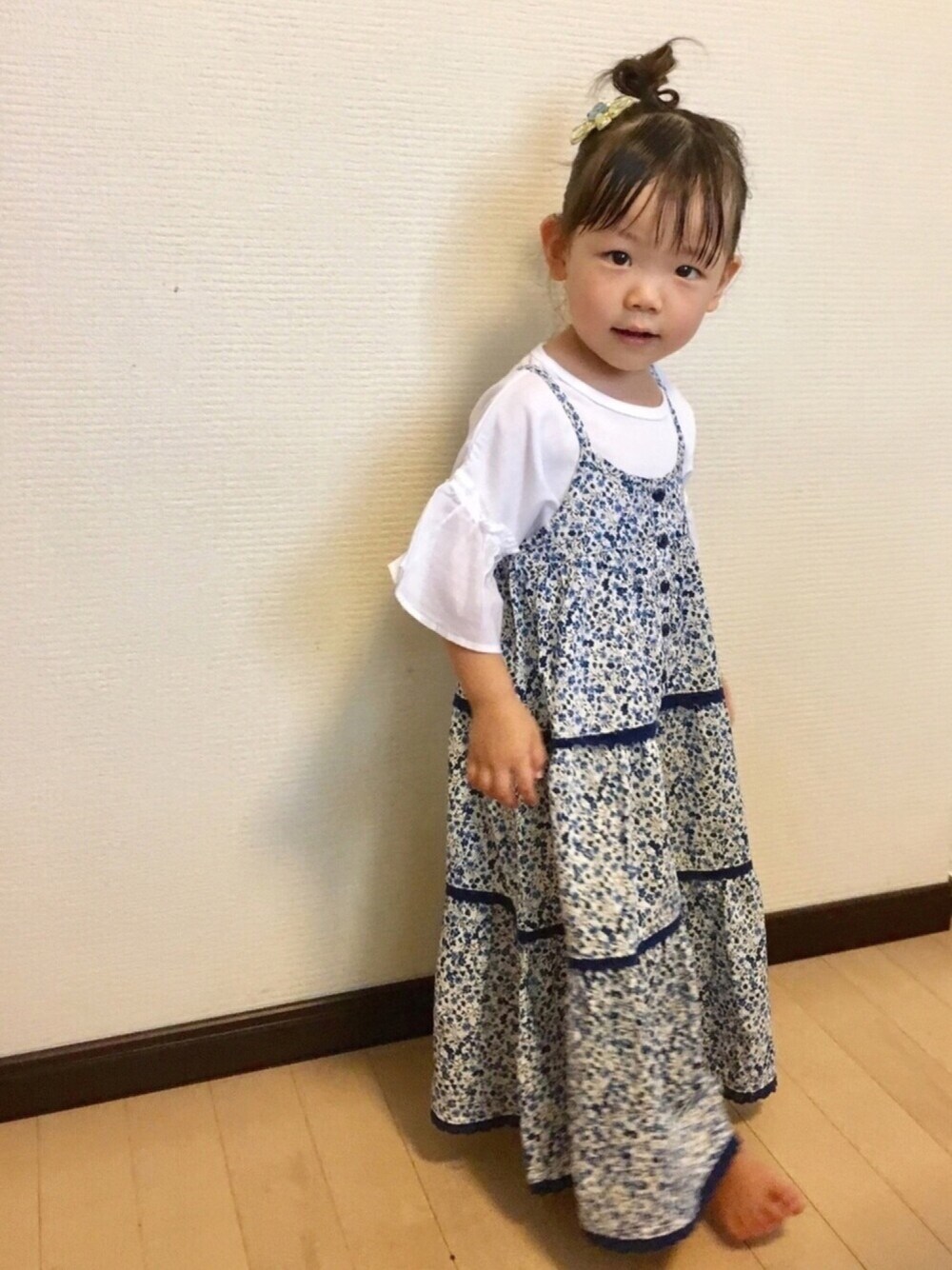 「うすげアレンジ、キッズファッション、マキシ丈ワンピース、ソデフリル、ターバン、花柄、花柄ワンピース、ラゲッドワークス、ブランシェス、Branshes」｜「BRANSHESの6分袖フレアTシャツ（Tシャツ/カットソー、ホワイト系）」を使った、mayuさん（キッズ・90cm）の夏コーディネートの1枚目の写真