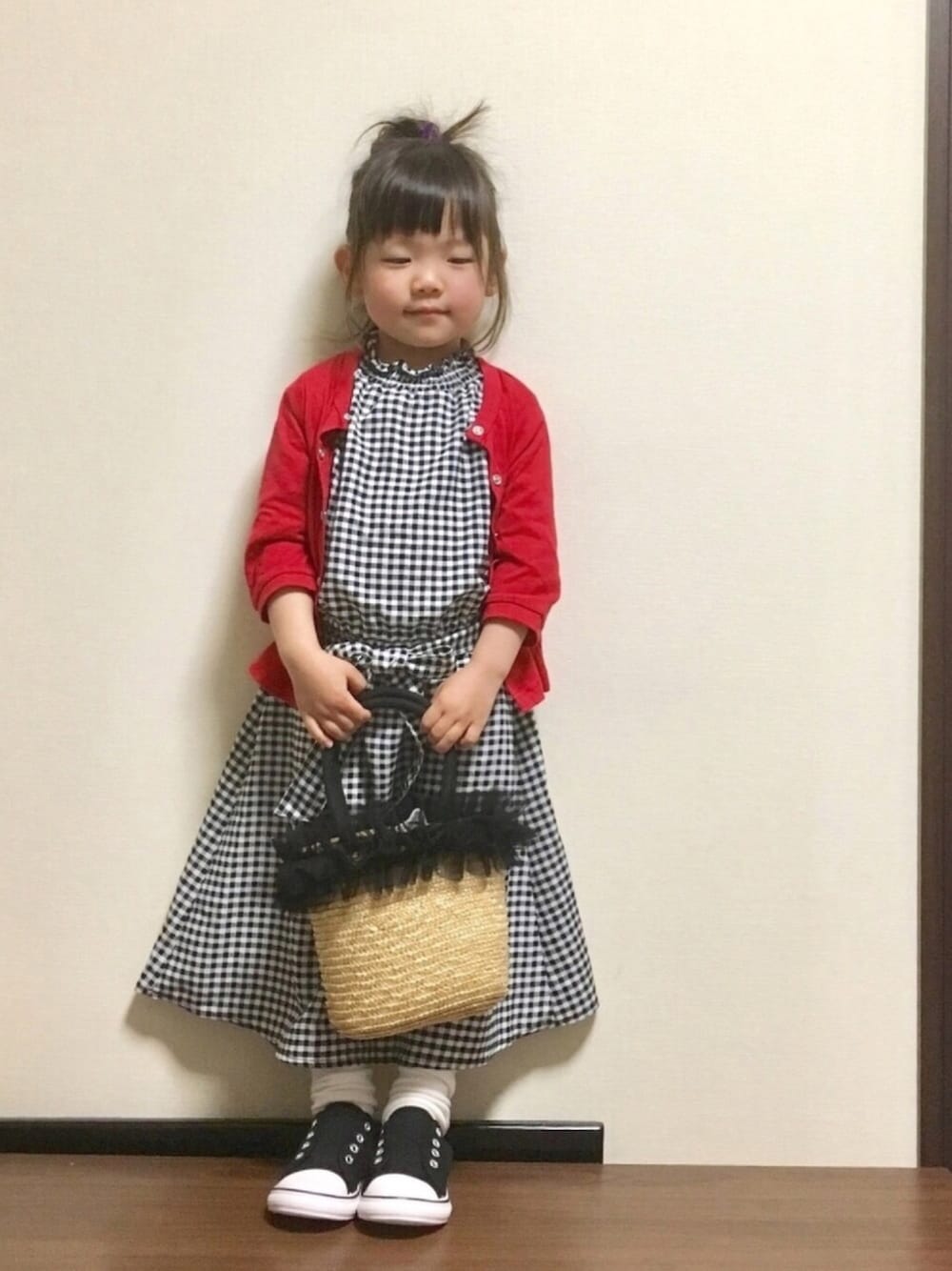「春コーデ、ギンガムチェック、ワンピース、赤、かごバッグ、ギンガムチェックワンピース、赤いカーディガン、バースデイ、プチプラ、birthday」｜「BRANSHESのシンプル7分袖カーディガン（カーディガン/ボレロ、レッド系）」を使った、mayuさん（キッズ・90cm）の春コーディネートの1枚目の写真
