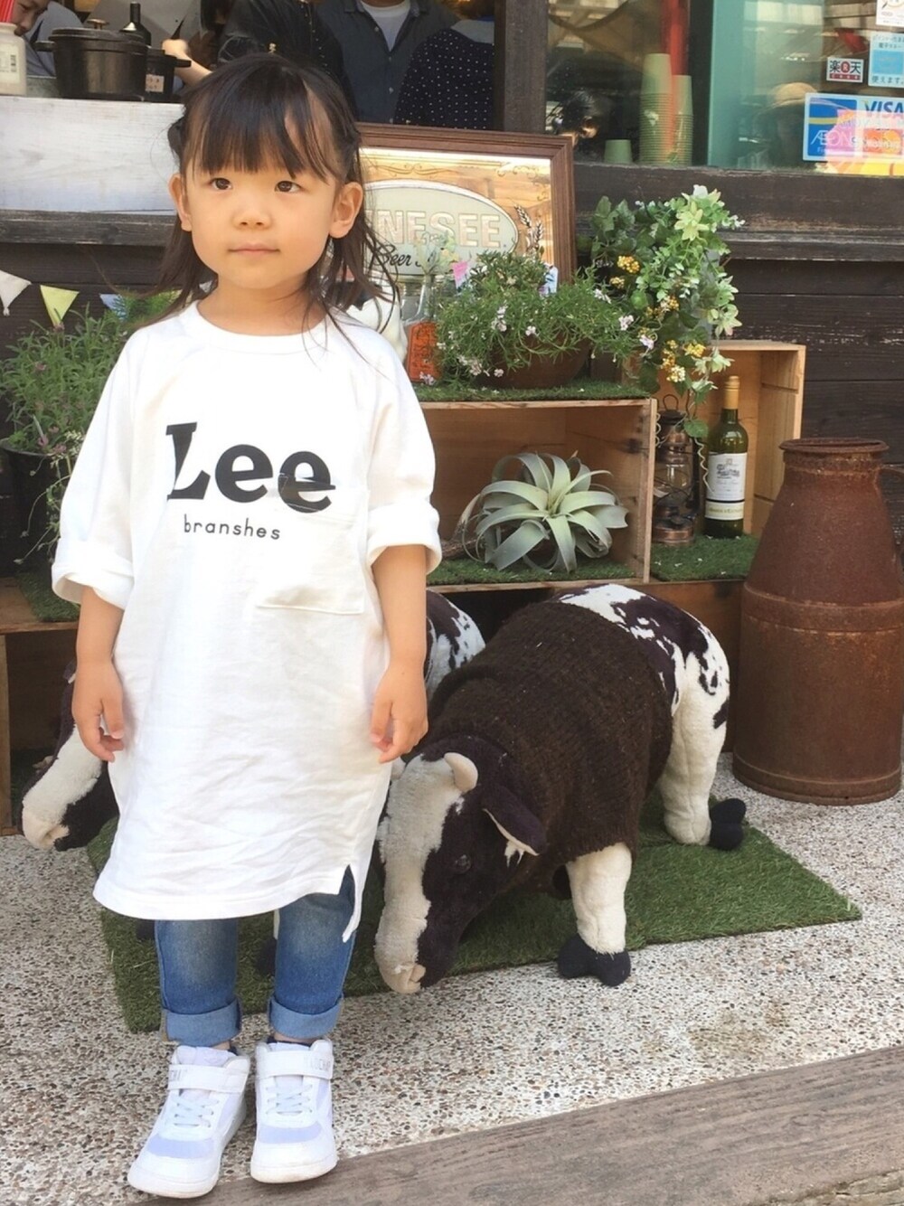 「LEE、ビッグシルエット、オーバーサイズ、カジュアルコーデ、スキニーデニム、白スニーカー、白ワンピース、ブランシェス、Branshes、おしゃれさんと繋がりたい」｜「BRANSHESの【Lee×branshes】ビックシルエット ロゴワンピース（ワンピース、ホワイト系）」を使った、mayuさん（キッズ・90cm）の春コーディネートの1枚目の写真