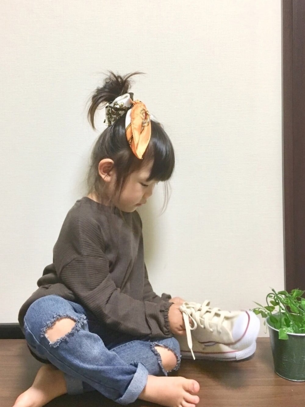 「秋のブラウンスタイル、リブT、デニムパンツ、ダメージデニムパンツ、カジュアルコーデ、ザラ、ZARA、ZARA KIDS、コンバース、スカーフ」｜「ZARA KIDSのアイテム（Tシャツ/カットソー、ブラウン系）」を使った、mayuさん（キッズ・90cm）の秋コーディネートの1枚目の写真