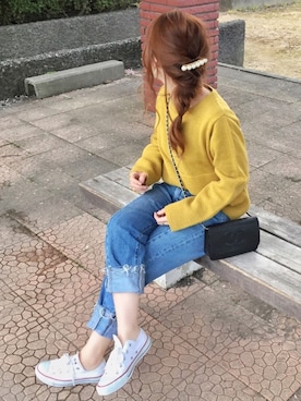 デニム　黄色ニット デニムパンツを使った「黄色ニット」の人気ファッション