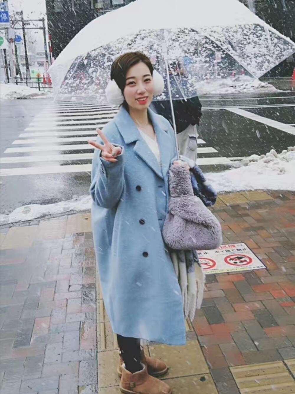 「雪」｜「Samansa Mos2のアイテム（ダウンジャケット/コート、ブルー系）」を使った、小黄包圆圆さん（レディース・160cm）の冬コーディネートの1枚目の写真