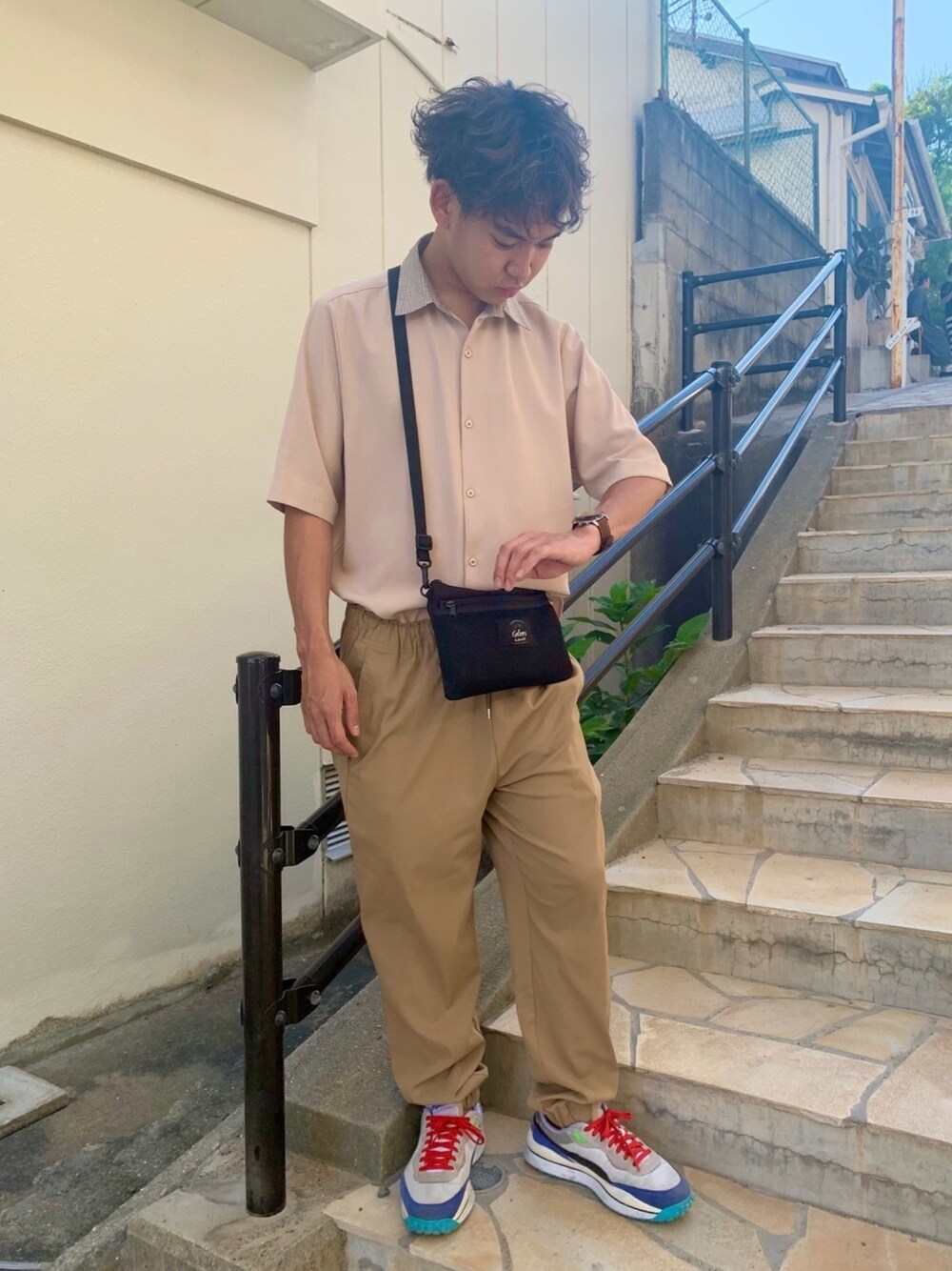 「おしゃれさんと繋がりたい、スニーカーコーデ、秋コーデ、秋服、サコッシュ、スラックス、ベージュ、ベージュコーデ、シャツスタイル、ワントーンコーデ」｜「Lui'sのNEW 半袖クレリックシャツ（シャツ/ブラウス、ベージュ系）」を使った、石谷巴希さん（メンズ・167cm）の秋コーディネートの1枚目の写真