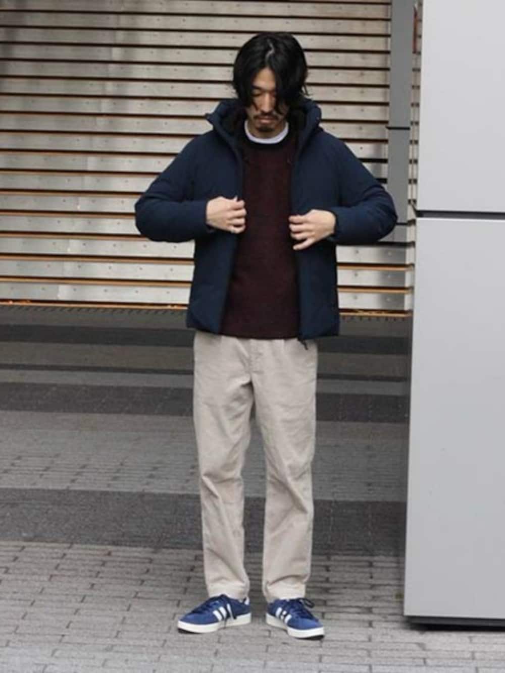 ブルー系のダウンジャケット/コート、レッド系のニット/セーター、ベージュ系のその他パンツを着用したメンズの秋コーディネートの1枚目の写真