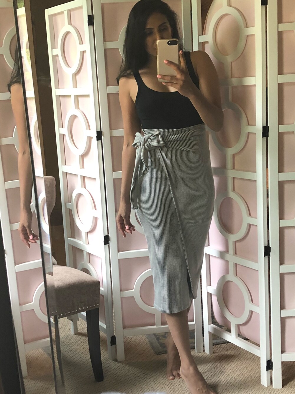 「iPhone、Mara Hoffman、highwaist、midi、skirt、trendy」｜「Mara Hoffmanのアイテム（スカート、グレー系）」を使った、Chicks And Salsaさん（レディース・170cm）の春コーディネートの1枚目の写真