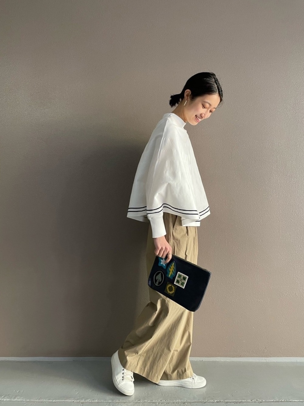 「BEARDSLEY、カジュアル、ポンチョ、ニット、ワイドパンツ、チノパン、マリン」｜「BEARDSLEYの撥水サークルニット（ニット/セーター、ホワイト系）」を使った、rinonさん（レディース・163cm）の春コーディネートの1枚目の写真