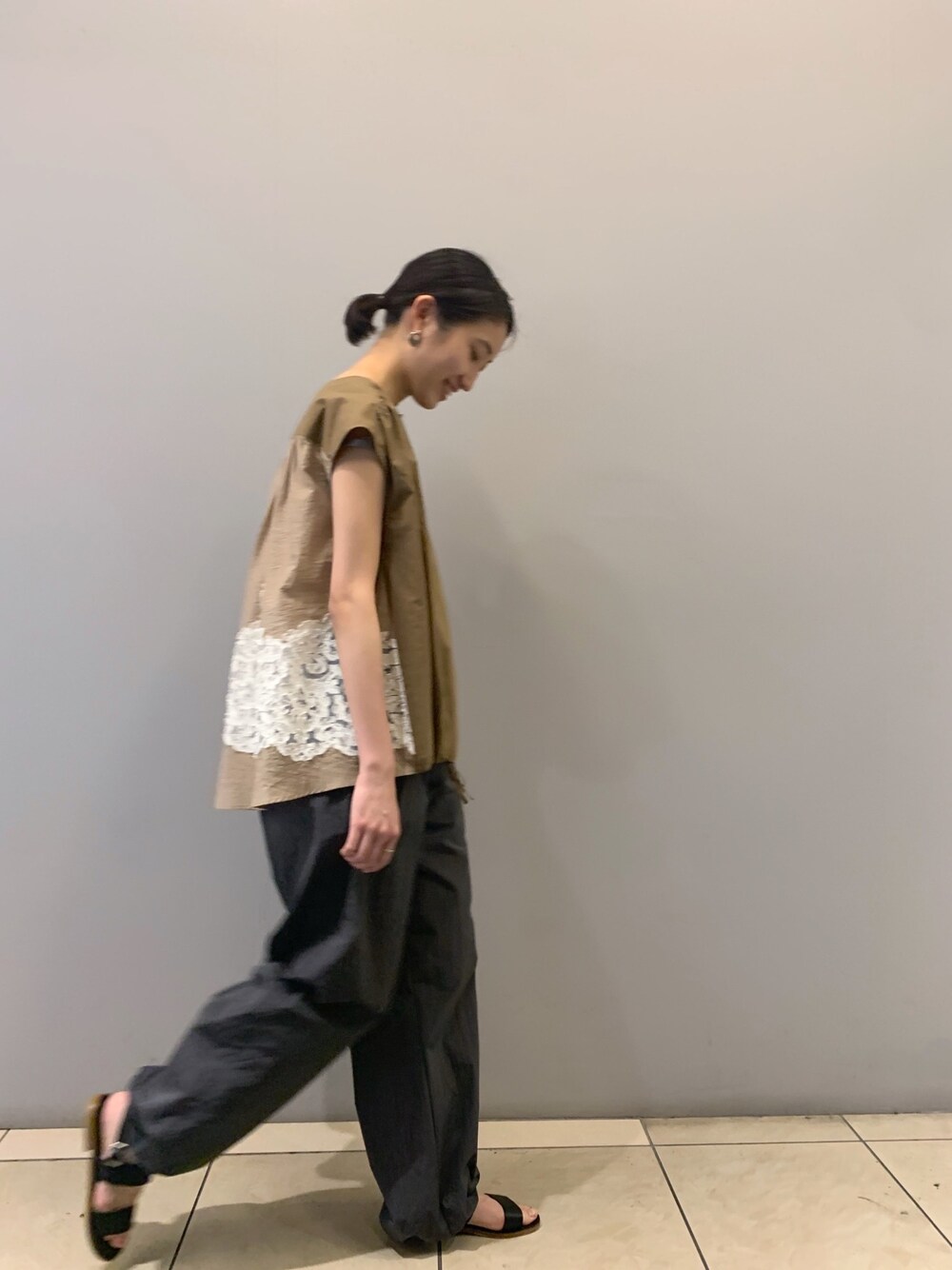 「BEARDSLEY、ジャガード、刺繍、ワイドパンツ、カジュアル、フレンチスリーブ」｜「BEARDSLEYの後ろジャガードブラウス（シャツ/ブラウス、ブラウン系）」を使った、rinonさん（レディース・163cm）の春コーディネートの1枚目の写真