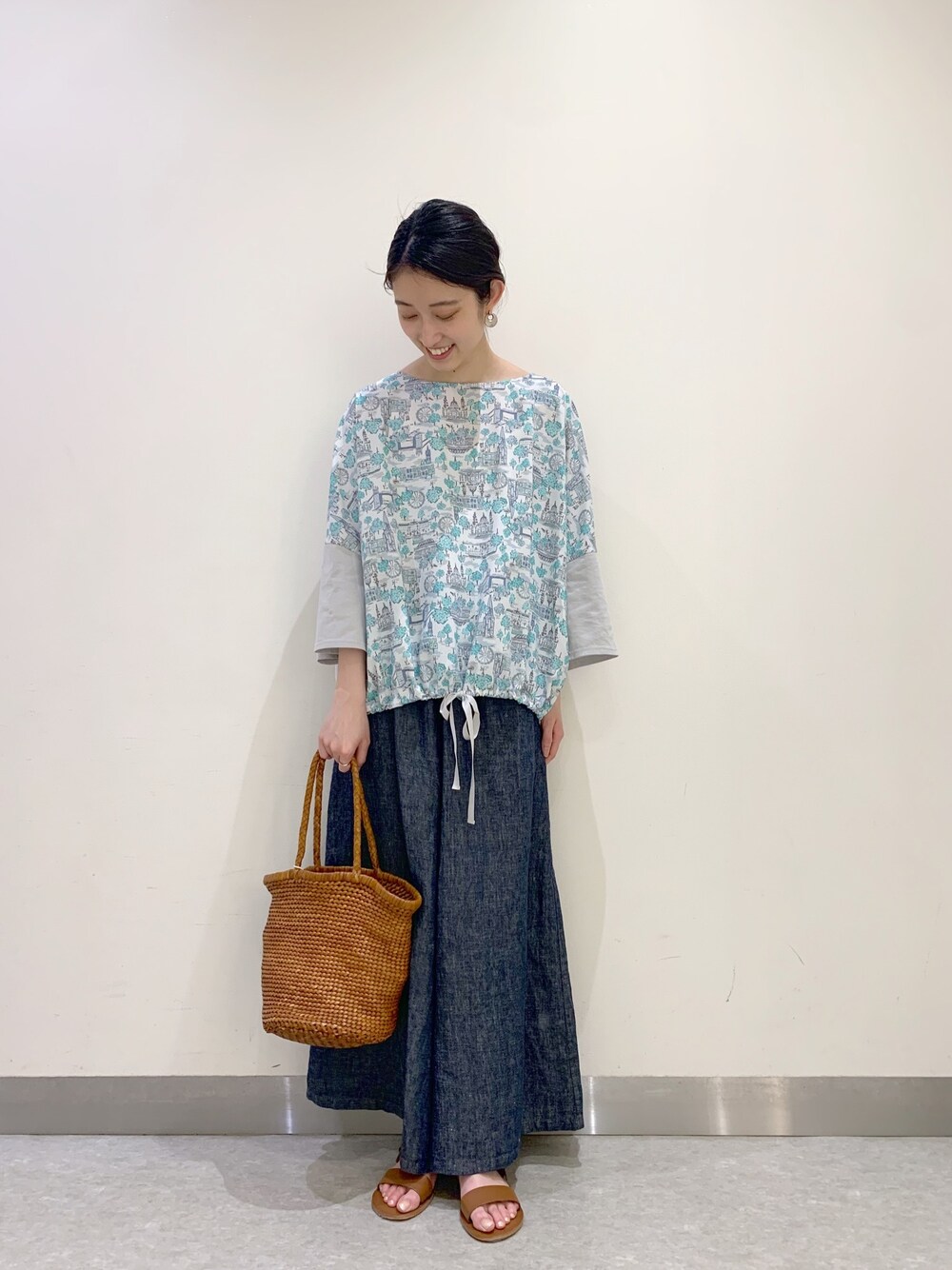 「BEARDSLEY、プリント、カットソー、柄物、サルエルパンツ、デニム、リネン」｜「BEARDSLEYの風景イラストプリントTシャツ（Tシャツ/カットソー、ブルー系）」を使った、rinonさん（レディース・163cm）の春コーディネートの1枚目の写真