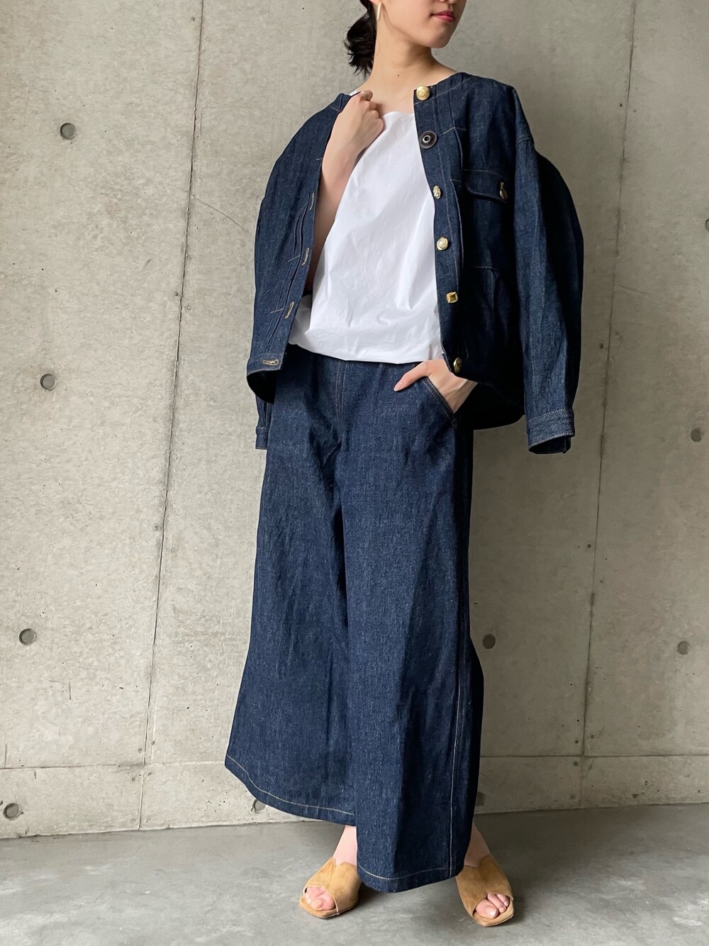 「BEARDSLEY、シンプルコーデ、カジュアル、デニム、セットアップ、ヴィンテージ」｜「BEARDSLEYのシャツタンク（タンクトップ、ホワイト系）」を使った、rinonさん（レディース・163cm）の春コーディネートの1枚目の写真