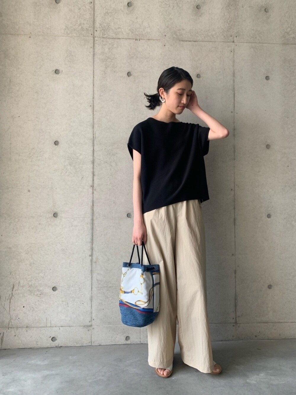 「BEARDSLEY、きれいめカジュアル、ニット、フレンチスリーブ、ワイドパンツ、スリットパンツ、スカーフ」｜「【ZOZO限定】ダブルチュールTシャツのアイテム（その他、グレー系）」を使った、rinonさん（レディース・163cm）の夏コーディネートの1枚目の写真
