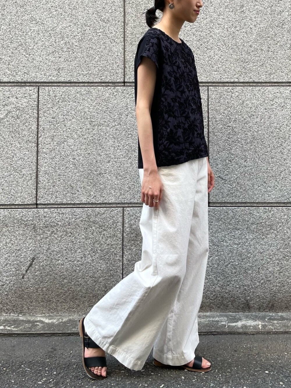 「BEARDSLEY、刺繍、カットソー、ワイドパンツ、コットン、フレンチスリーブ」｜「BEARDSLEYのフロント刺繍フレンチカットソー（Tシャツ/カットソー、ブラック系）」を使った、rinonさん（レディース・163cm）の夏コーディネートの1枚目の写真