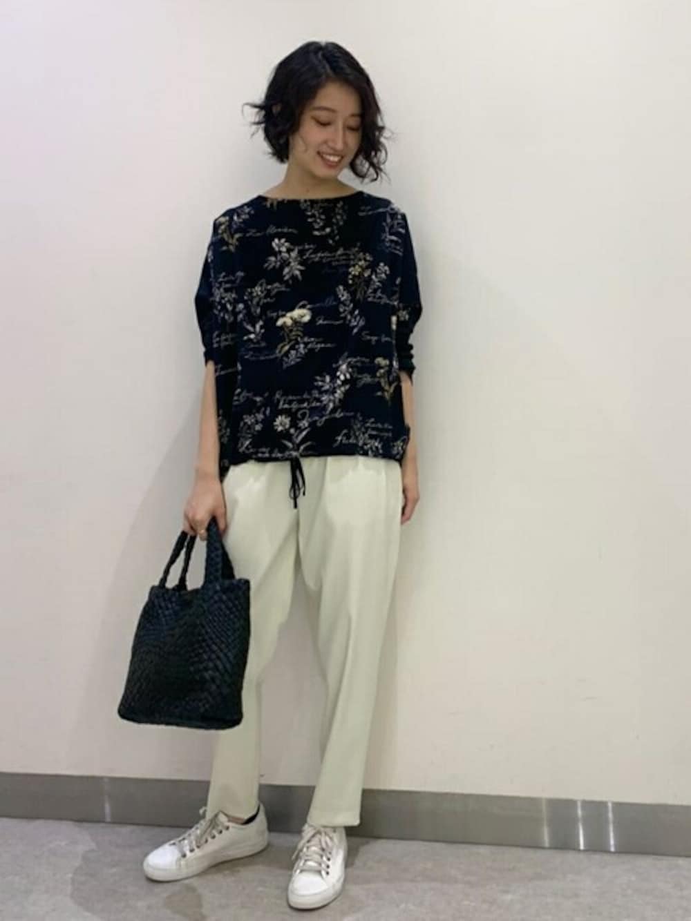 「ハイゲージニット、トラックパンツ、センタープレス、花プリント、3サイズ展開」｜「BEARDSLEYのフロント花プリントニット（ニット/セーター、ブラック系）」を使った、rinonさん（レディース・163cm）の秋コーディネートの1枚目の写真