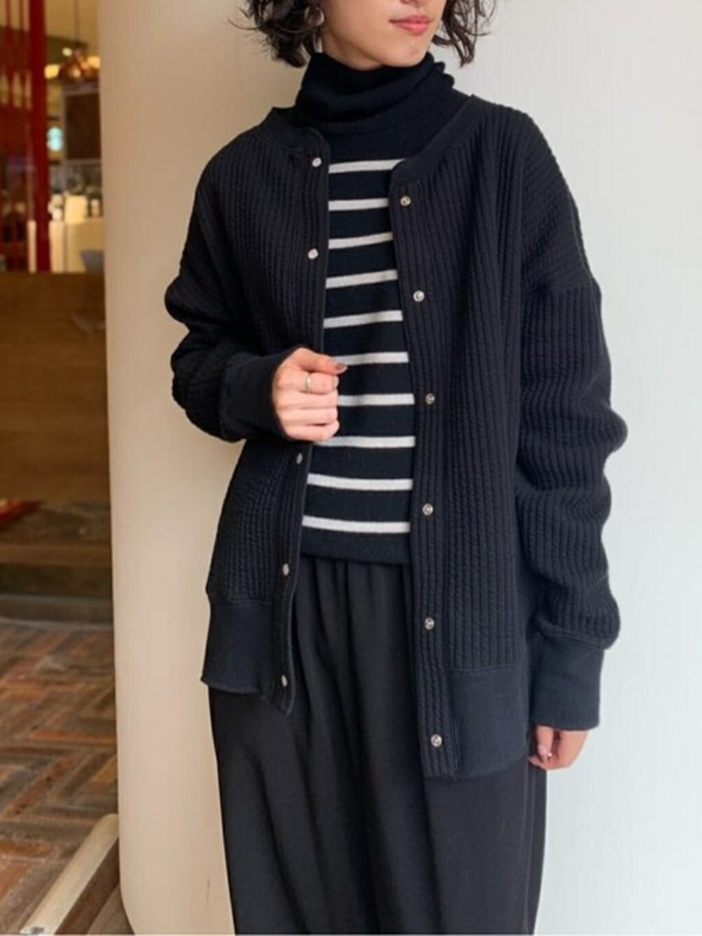 ブラック系のカーディガン/ボレロ、ブラック系のニット/セーター、ブラック系のその他パンツを着用したレディースの秋コーディネートの1枚目の写真