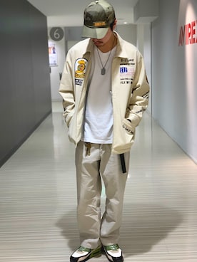 「刺繍」｜「アイテム（ミリタリージャケット）」を使った、Kenichiさん（メンズ・177cm）の春コーディネート