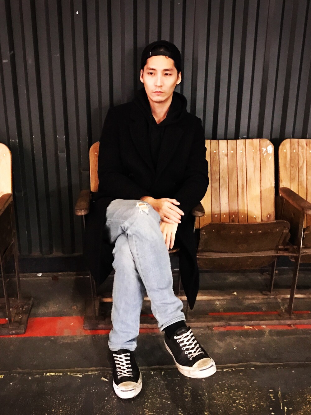 「H&Mのアイテム（ダッフルコート、ブラック系）」を使った、大庭葉藏さん（メンズ・178cm）の冬コーディネートの1枚目の写真