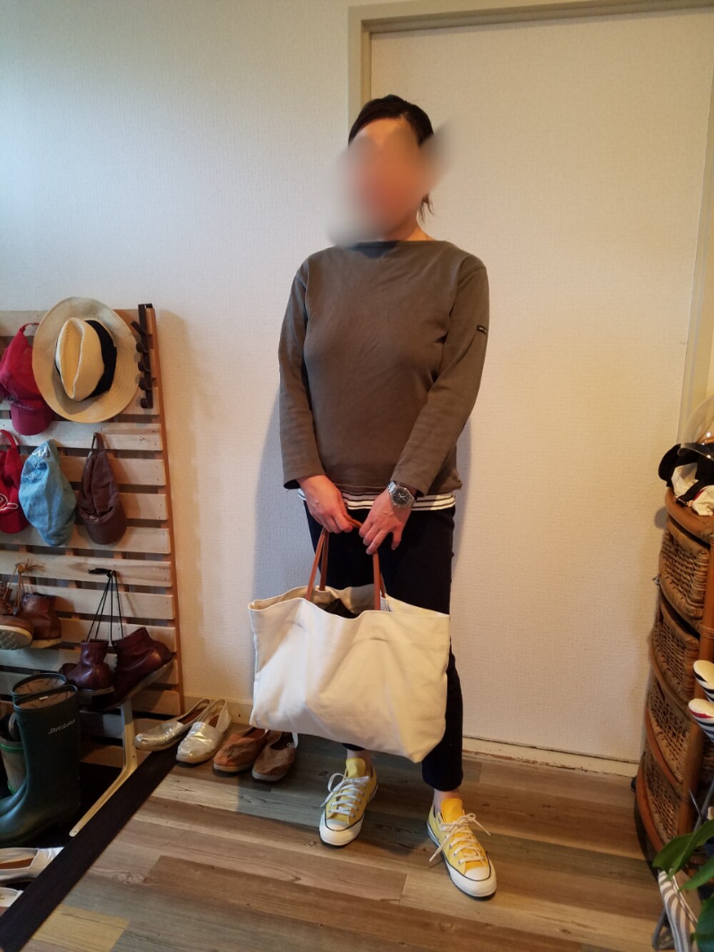「オトナカジュアル、プチプラコーデ、ぽっちゃりコーデ、大人コーデ、出勤スタイル、旦那の拝借、古着じゃなく古いだけ」｜「SAINT JAMESのアイテム（Tシャツ/カットソー、グレー系）」を使った、みーこさん（レディース・161cm）の春コーディネートの1枚目の写真