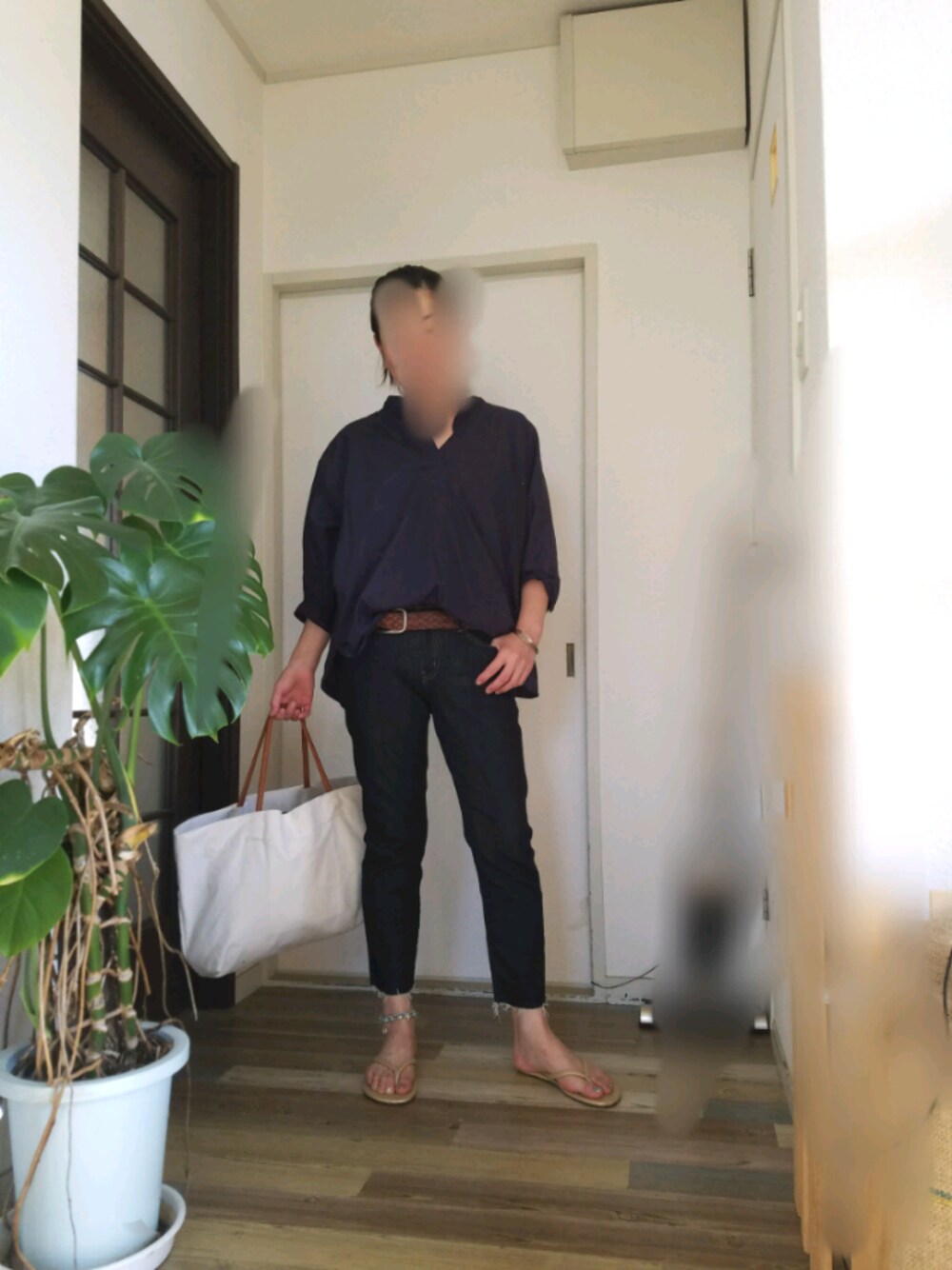 「夏コーデ、オトナカジュアル、プチプラコーデ、ぽっちゃりコーデ、40代ファッション、スリーコインズ、ビーチサンダル、デニムコーデ、シルバー×ゴールド、おしゃれさんと繋がりたい」｜「UNIQLO　¥2990のアイテム（デニムパンツ、ブルー系）」を使った、みーこさん（レディース・161cm）の夏コーディネートの1枚目の写真