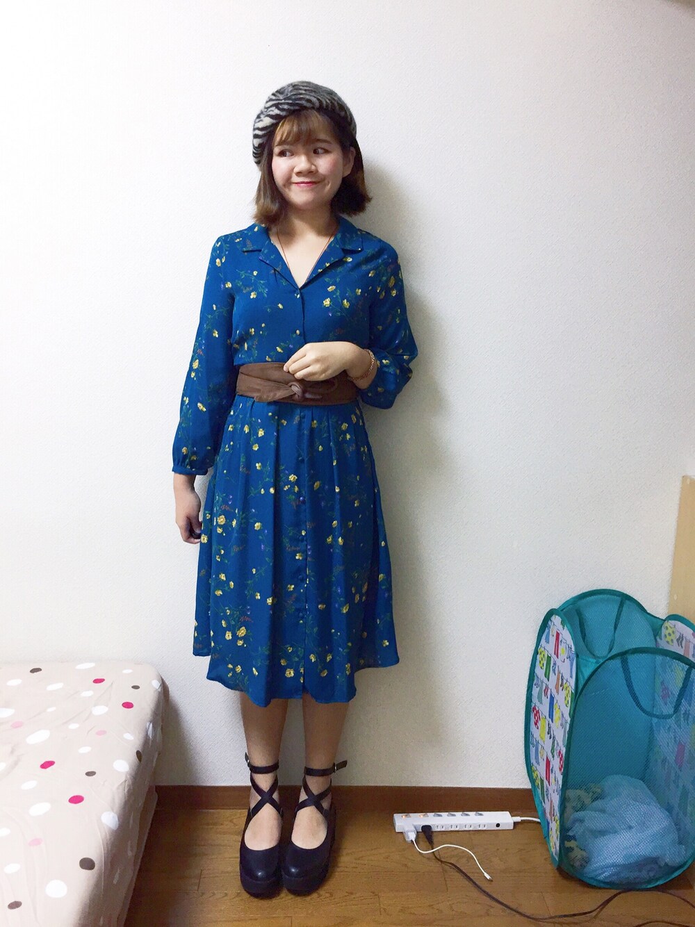 「INGNIのアイテム（ワンピース、ブルー系）」を使った、かおるさん（レディース・163cm）の秋コーディネートの1枚目の写真